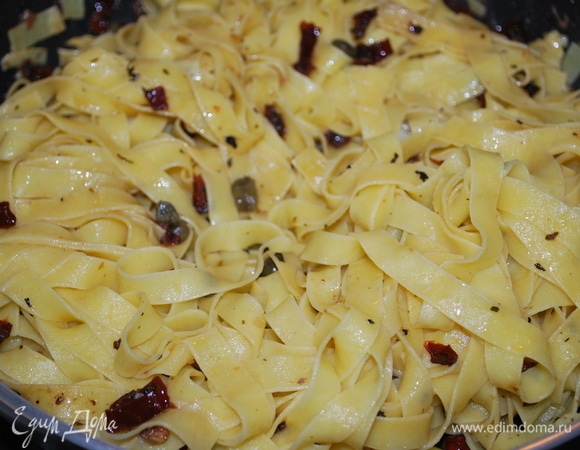 Добавьте готовую пасту в сковороду, где обжаривались томаты и анчоусы, хорошо перемешайте и сразу подавайте к столу.