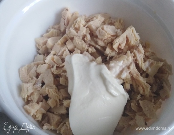 150 г куриного отварного филе мелко нарезать. Добавить сметану. Перемешать.