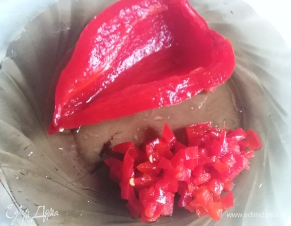 Маринованный болгарский перец мелко нарезать.