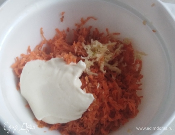Сырую морковь натереть на мелкой терке с зубчиком чеснока. Добавить майонез. Перемешать.