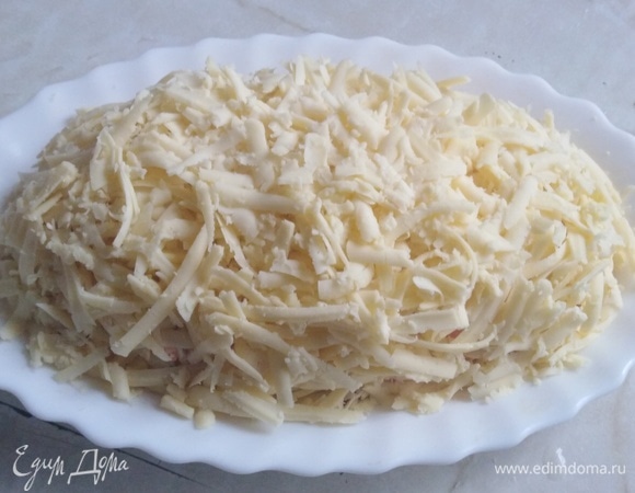 Сыр натереть на крупной терке. Выложить на морковь.