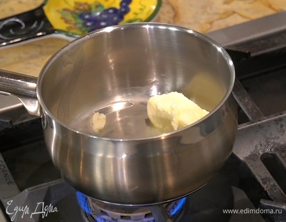 Сливочное масло растопить в сотейнике на небольшом огне, всыпать имбирную крошку и перемешать.