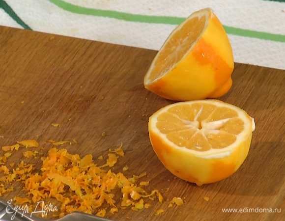 В глубокую миску натереть цедру лимона и выжать сок.