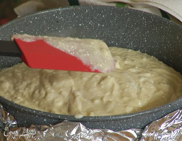 Разъемную форму для выпечки обернуть тройным слоем фольги, выложить имбирную крошку с маслом, распределить и прижать руками, сверху равномерно распределить начинку.