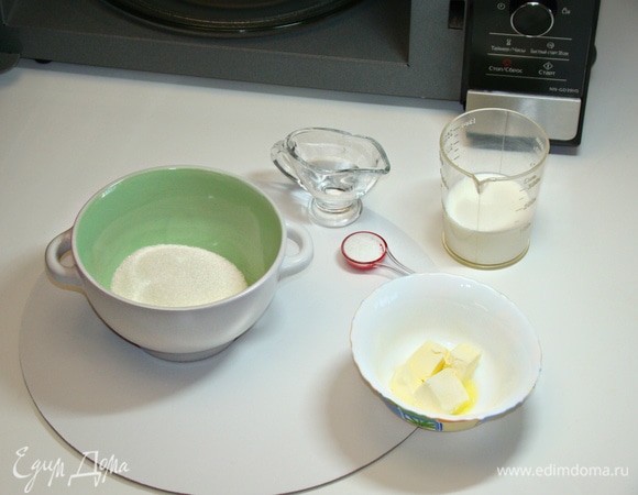 В глубокой миске смешать сахар и столовую ложку воды.