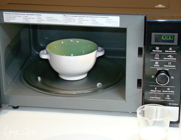 При полной мощности СВЧ-печи Panasonic NN-GD39HSZPE (1000 Вт) растопить сахар в течение 2–3 минут.