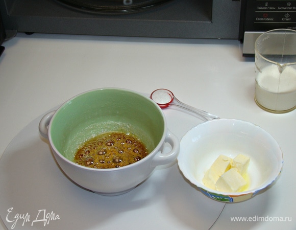 Сливочное масло должно быть комнатной температуры, сливки подогреть в СВЧ-печи при мощности 1000 Вт в течение 1–2 минуты до горячего состояния.