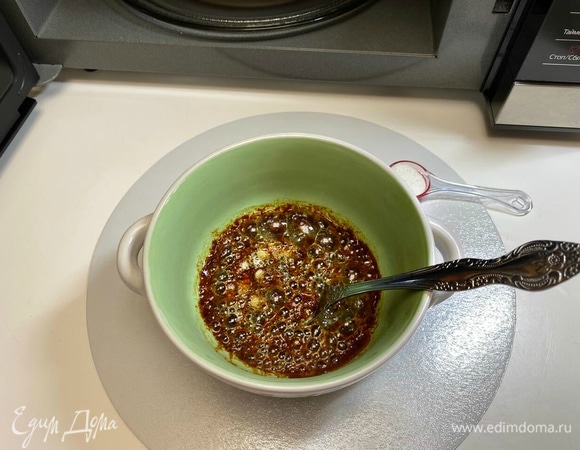 В горячую карамель добавить сливочное масло и соль. Аккуратно перемешать до однородности и затем влить горячие сливки и снова перемешать. Работать с карамелью необходимо аккуратно, так как она очень горячая и при добавлении в нее масла и сливок она будет сильно бурлить.