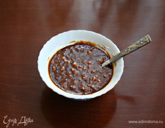 Добавить в карамель арахис и 1 столовую ложку муки, перемешать.