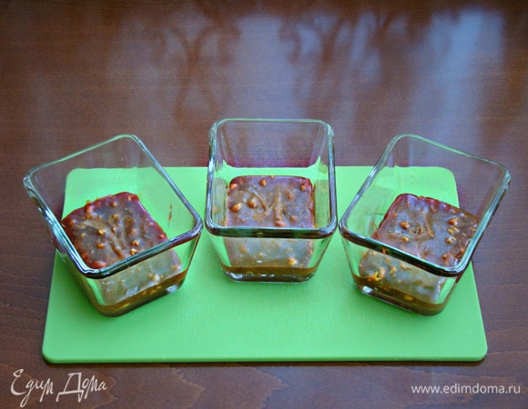 Разложить карамель в порционные формочки для запекания.