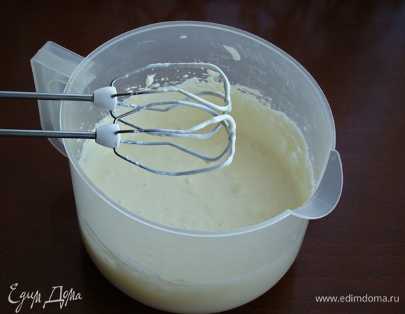 В миске взбить сливочный сыр, сахар, сметану и щепотку ванилина. Ввести по одному яйца, каждый раз тщательно перемешивая.