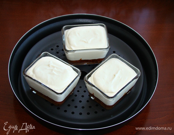 Сырную массу разложить по формочкам и установить в емкость комплекта Steam Plus Pot, так как чизкейк будем запекать на пару.