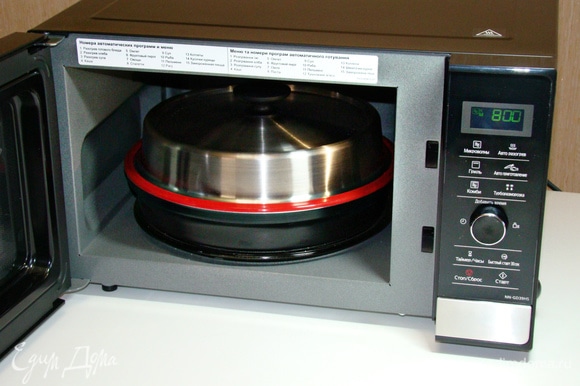 Накрыть крышкой и при мощности 800 Вт запекать в СВЧ-печи Panasonic NN-GD39HSZPE в течение 15 минут. Пока запекается чизкейк, заварите ароматный чай или приготовьте кофе.