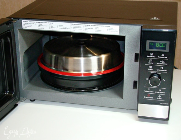 Накрыть крышкой и при мощности 800 Вт запекать в СВЧ-печи Panasonic NN-GD39HSZPE в течение 15 минут. Пока запекается чизкейк, заварите ароматный чай или приготовьте кофе.