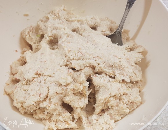 Перекрутить филе трески вместе с луком в фарш. Добавить к рыбе размоченный в молоке хлеб, 2 яйца и манную крупу. Все хорошо перемешать. Посолить по вкусу. Поставить фарш в холодильник на 1 час.