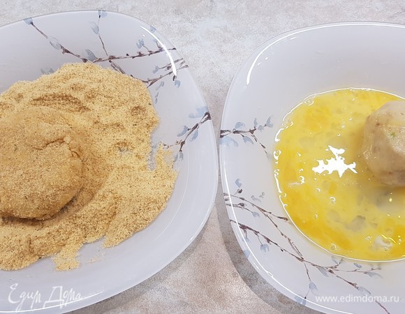 Подготовить две тарелки. В одну насыпать панировочные сухари, а в другую разбить и размешать 2 яйца. Сформировать котлеты. Сначала обмакнуть их в яйцо, а потом запанировать в сухарях.