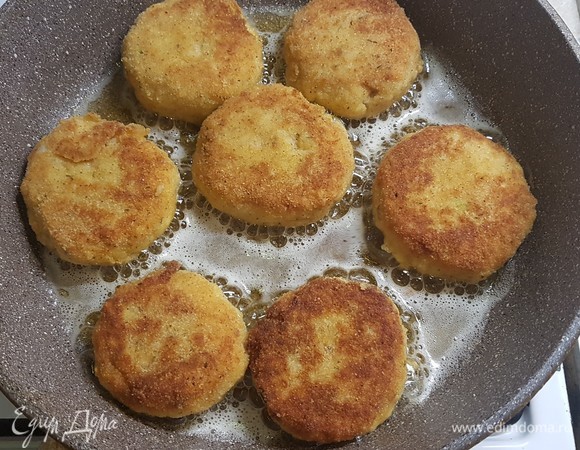 Жарить на небольшом огне на масле с обеих сторон до золотистого цвета.