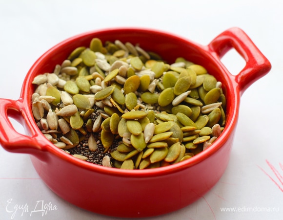 Выберите семечки по своему вкусу — смеси из кориандра, семечек подсолнуха, тыквенных семечек, кунжута, чиа, дробленой пшеницы...