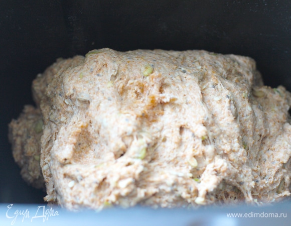 Дрожжи положите в диспенсер для дрожжей, семечки — в диспенсер для орехов. Положите все ингредиенты по порядку согласно инструкции вашей хлебопечки. Выберите режим «Диетический».