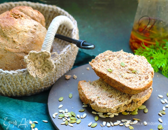 Хлеб получается мелкозернистый и довольно плотный из-за цельнозерновой муки. При частичной замене на муку высшего сорта хлеб будет более высоким.