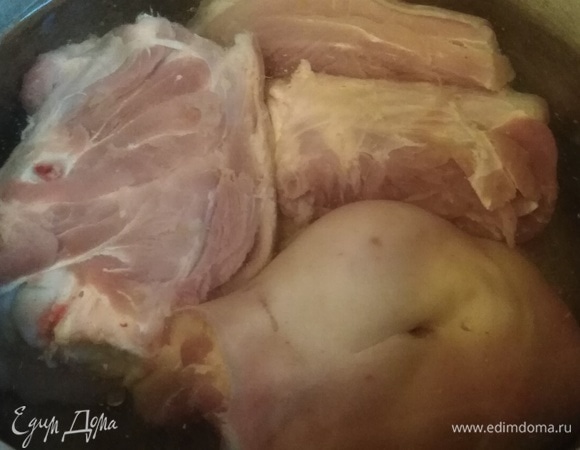 Залить водой. Поставить на огонь. Довести до кипения. Собрать шумовкой всю пену. Убавить огонь до минимума.