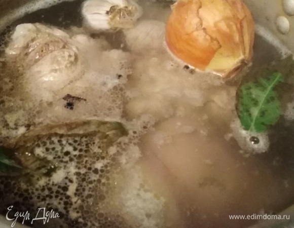 Добавить соль, лаврушку, гвоздику, перец и хорошо промытый лук и чеснок прямо в шелухе.