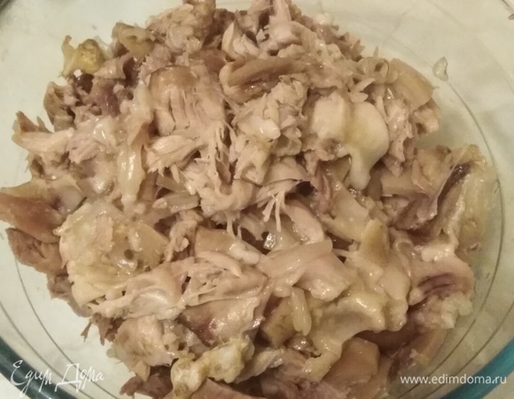 Достать из бульона мясо. Остудить. Отделить от костей, порвать или нарезать крупными кусками. Шкурка — на ваше усмотрение. У меня тонкая. Я ее тоже нарезала к мясу.