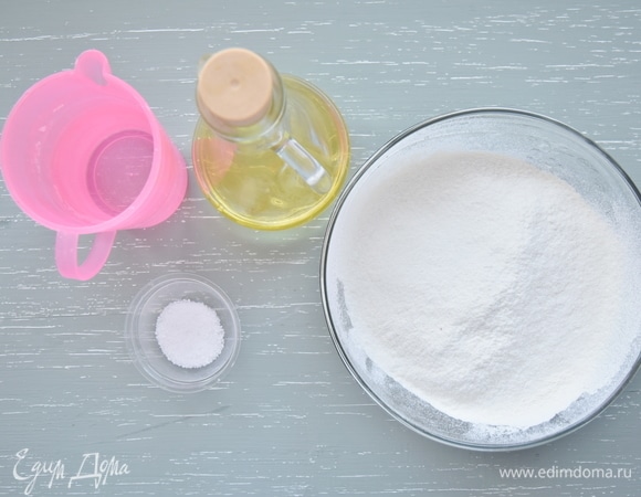 Подготовить продукты. Воду довести до кипения. Муку просеять через мелкое сито.