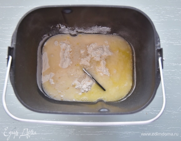 Добавить соль, оливковое масло и кипяток.