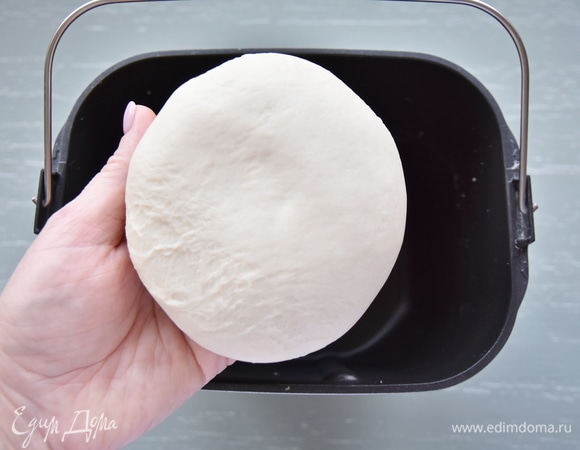Через 20 минут устройство подаст сигнал о готовности теста. Извлечь готовое тесто, накрыть его пленкой и оставить на 20 минут.