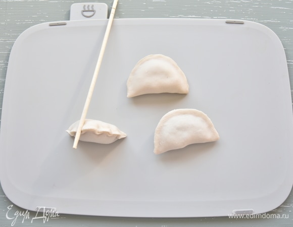 Для приготовления вареников отдохнувшее тесто раскатать. Вырезать с помощью формы круглые заготовки. В центр каждой выложить по 1 ст. л. начинки. Скрепить противоположные края теста.