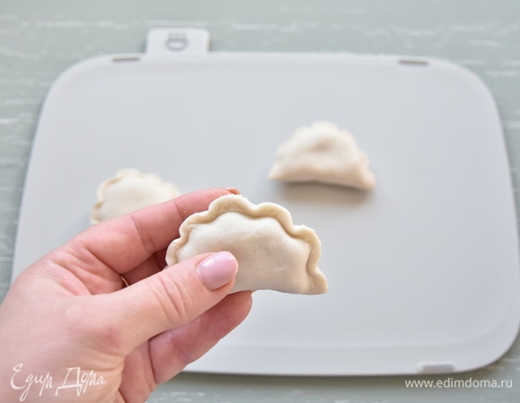 Для получения волнистого края вареника прижать край теста с помощью китайской деревянной палочки к основе вареника. Их можно сразу отварить или заморозить впрок.