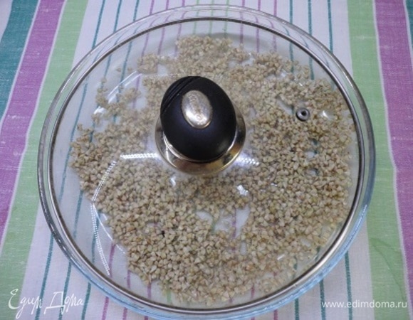 Для проращивания зеленую гречку промыть. Залить свежей водой и оставить на 3–5 часов. Воду слить, тщательно промыть. Проращивание займет сутки или чуть больше времени. Готовые проростки промыть и далее хранить в холодильнике.