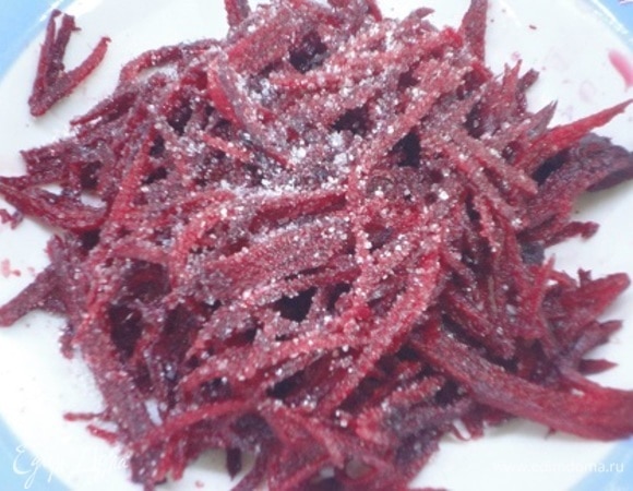 Свеклу и морковь нарезать или натереть соломкой. Свеклу засыпать чайной ложкой сахара, перемешать и оставить на 15 минут. Затем отжать выделившийся сок.