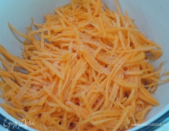 Морковь посолить, перемешать. В салате использовать вместе с выделившимся соком.