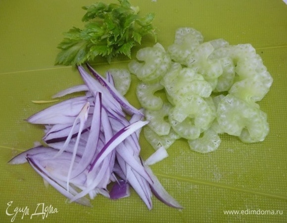 Лук, сельдерей и зелень мелко нашинковать.