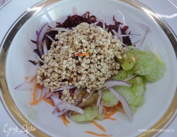 Перемешать овощи с ростками зеленой гречки. Поливаем заправкой и перемешиваем.