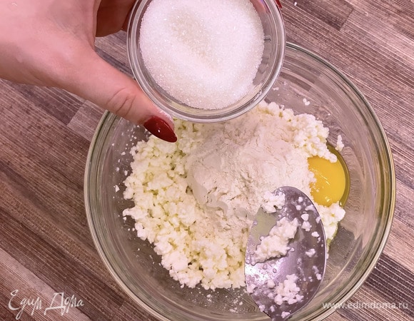 Готовим начинку. К творогу добавляем яйцо, муку, сахар и тщательно перемешиваем. Яблоки чистим и нарезаем тонкими ломтиками (пластинками).