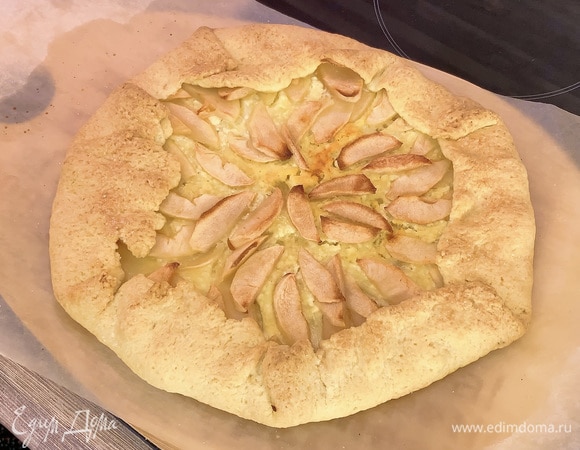 Разогреваем духовку до 180°C и выпекаем 45–60 минут до золотистого цвета.