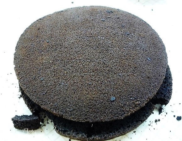 Приготовим шоколадный бисквит. Смешиваем муку, разрыхлитель, какао и хорошо перемешиваем. Яйца взбиваем с сахаром до пышной светлой массы. Вводим молоко, масло, перемешиваем. Вводим сухие ингредиенты и перемешиваем. Выпекаем при температуре 180°C 45–60 минут. Приготовим песочную основу. Муку и какао просеиваем. Сливочное масло взбиваем с сахаром до пышной светлой массы. Вводим яичные желтки. Добавляем сухие ингредиенты и замешиваем тесто. Выкладываем тесто между двух пергаментов и охлаждаем. Выпекаем при температуре 160°C 20–25 минут.