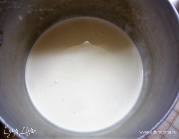 Приготовим шоколадный маскарпоне. Замачиваем желатин в холодной воде, оставляем для разбухания. В сотейнике смешиваем молоко и сливки и доводим до кипения.