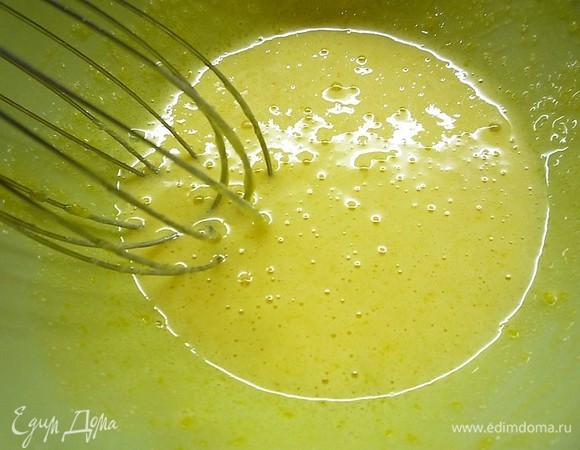 В миске смешиваем желтки с сахаром. Постепенно вмешиваем молоко со сливками. Переливаем смесь обратно в сотейник и продолжаем варить на медленном огне до загустения (около 4 минут).