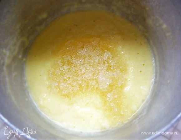 Снимаем с огня и растворяем в смеси желатин.