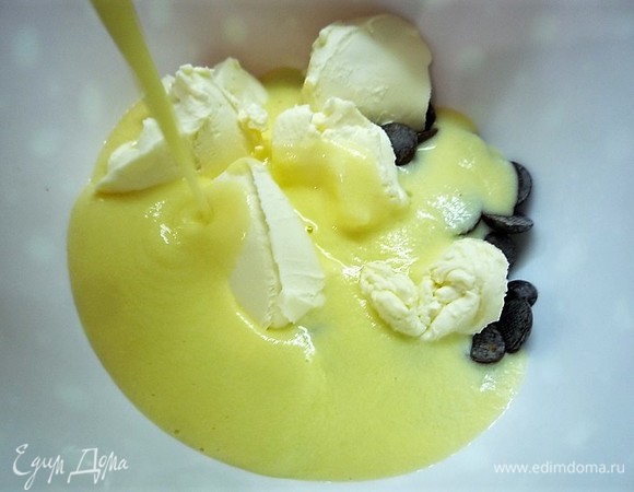 Кладем шоколад и маскарпоне в миску, выливаем на них горячую смесь и пробиваем массу погружным блендером. Остужаем до 35°C.