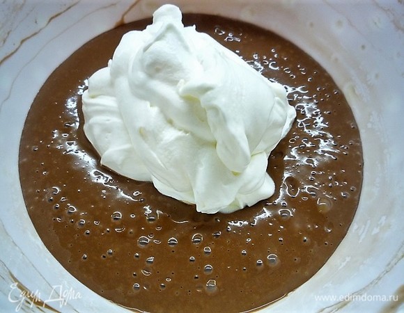 Вмешиваем в массу взбитые до мягких пиков сливки и убираем массу в холодильник на 30 минут для стабилизации.