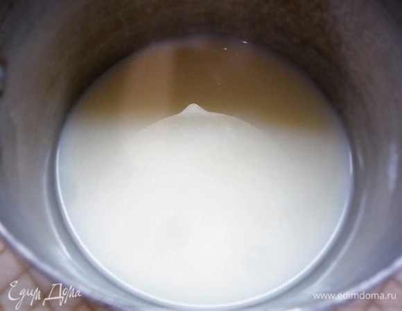 Приготовим шоколадный мусс. Замачиваем желатин в холодной воде, оставляем для разбухания. В небольшом сотейнике доводим молоко до кипения. Снимаем с огня и вводим желатин.
