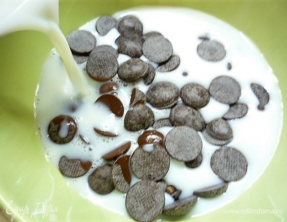 Кладем в миску шоколад. Выливаем горячее молоко с желатином на шоколад и перемешиваем. Охлаждаем до 30°C. Вводим взбитые до мягких пиков сливки, перемешиваем. Убираем в холодильник на 30 минут для стабилизации.