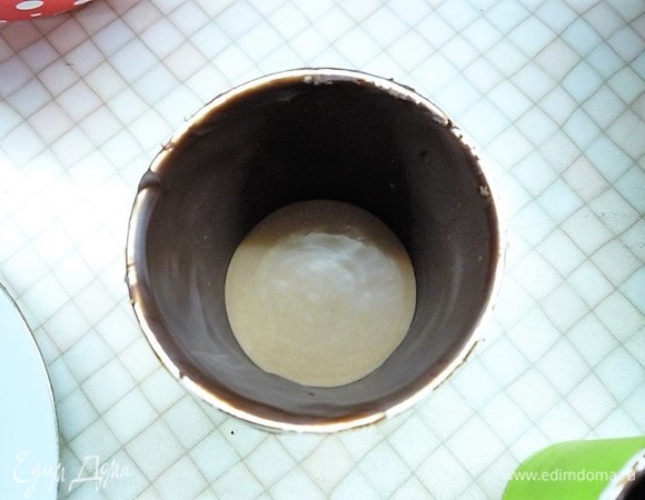 Вынимаем стаканчики из холодильника и заполняем в произвольном порядке, как вам нравится. Я на дно залила немножко шоколадного маскарпоне.