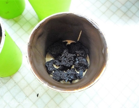 Затем утопила в нем кусочки бисквита.