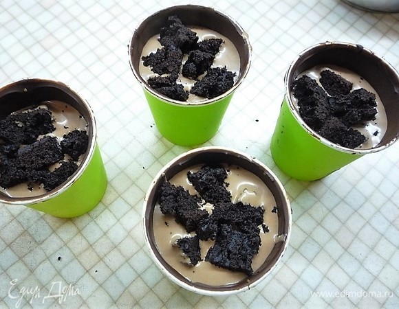 Затем — опять шоколадный мусс, далее — бисквит, а поверх бисквита — шоколадный маскарпоне. Верх посыпаем крошкой песочной основы, имитируя землю. Убираем стаканчики на 2–3 часа в холодильник, а лучше — на ночь. Затем просто переворачиваем стакан вверх дном на ладонь, и шоколадный стакан сам выпадет на ладонь! Этими же бумажными стаканами можно пользоваться и в другой раз, ничего не нужно разрезать и выкидывать.